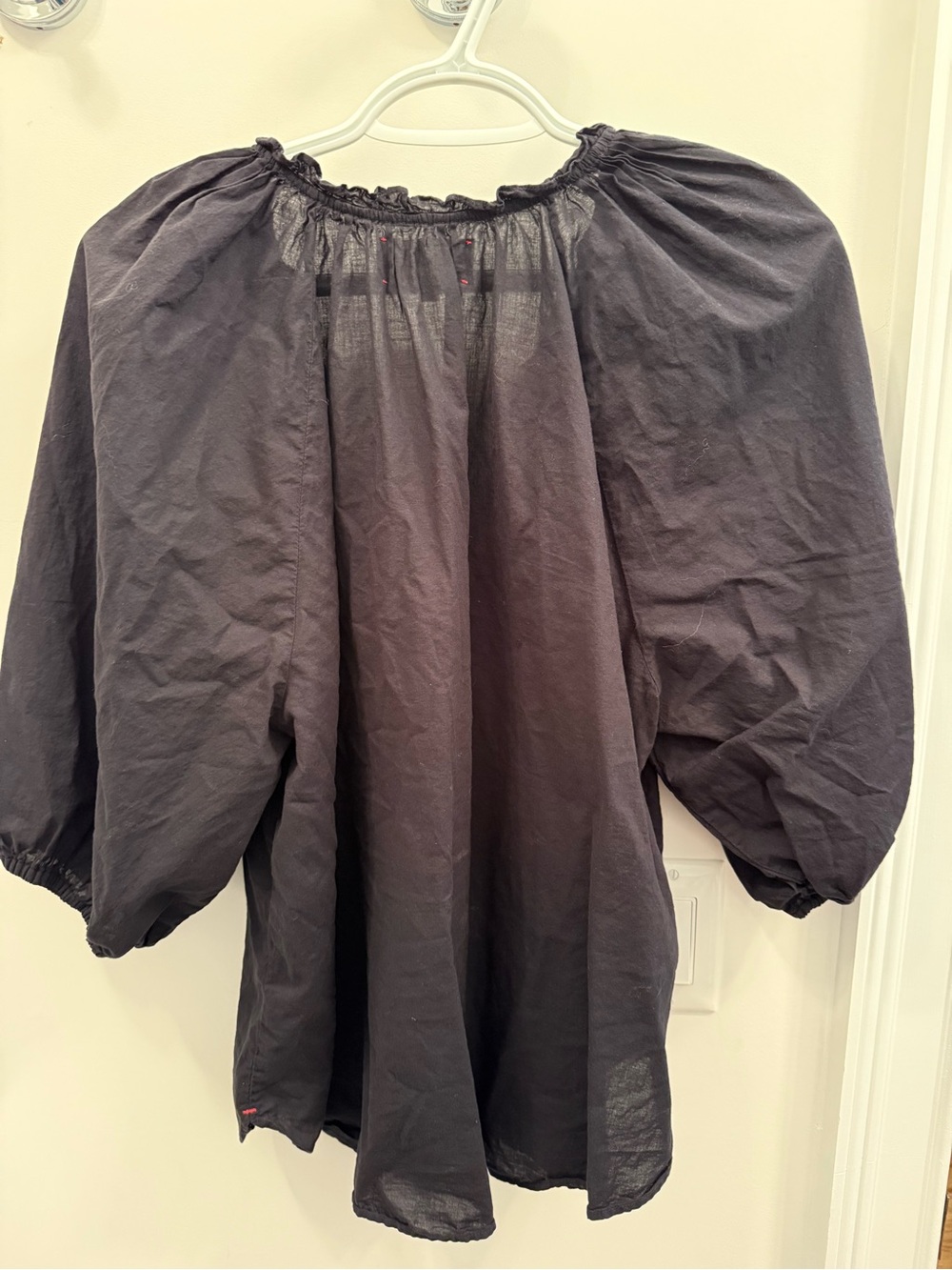 XiRENA Black Peasant Top with Puff Sleeves - Picture 4 of 6
